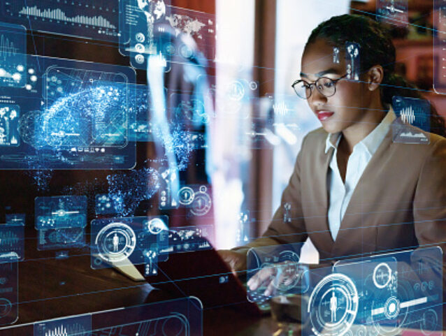 Jeune-femme-utilisant-des-logiciels-de-Business-Intelligence